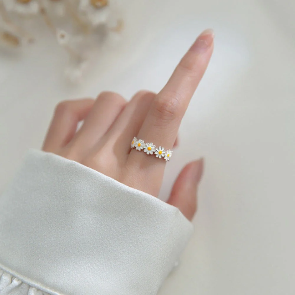 Vintage Daisy Flower Ring - Image 2