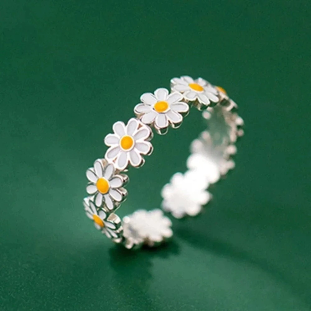 Vintage Daisy Flower Ring - Image 3